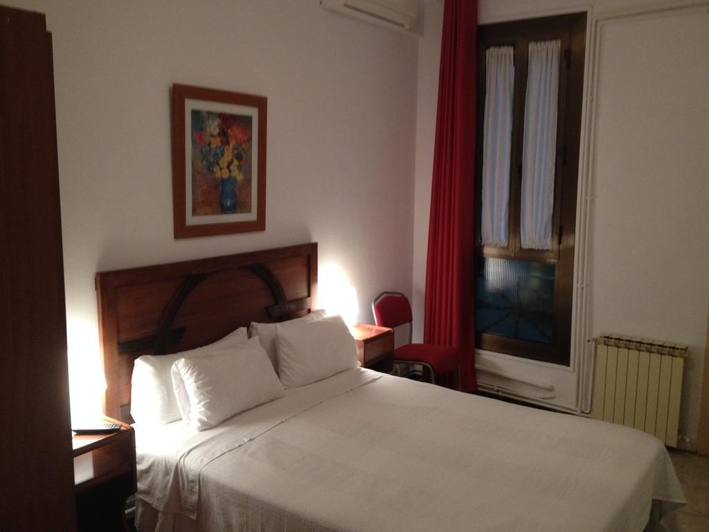 Hostal Absolut Stay (Adults Only) Барселона Номер фото